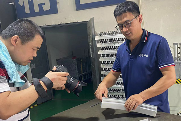 型材拉彎廠的復(fù)員軍人將工匠精神書寫在平凡崗位上