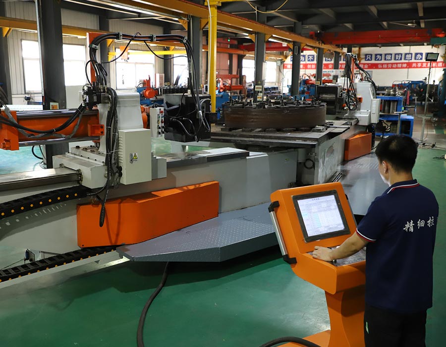 北京拉彎加工廠使用數(shù)控拉彎機，在進行彎曲處理的過程中，利用液體來輔助對產(chǎn)品進行拉彎！
