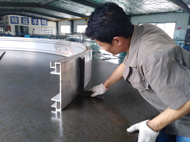 鋁包木型材拉彎在家具設計中的應用：創(chuàng)造個性化、環(huán)保的家居解決方案