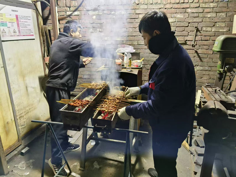 北京型材拉彎廠感恩在嚴(yán)寒中堅(jiān)守崗位的勞動者們