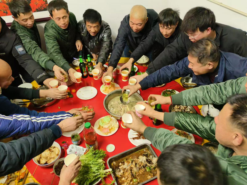 北京型材拉彎廠感恩在嚴(yán)寒中堅(jiān)守崗位的勞動者們