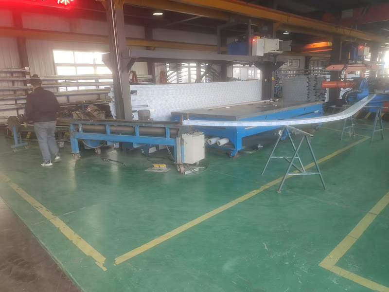 北京幕墻型材拉彎加工設(shè)備的選型與維護(hù)：確保加工精度與生產(chǎn)效率的關(guān)鍵因素